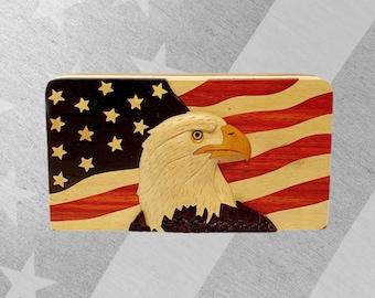Carver Dan's - USA Eagle, una caja de regalo de recuerdo de madera hecha a mano. Una caja de rompecabezas con un compartimento secreto. BPL-0082