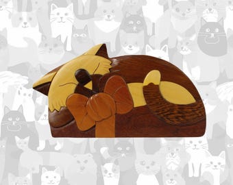 Carver Dan's - Gato con lazo, caja de regalo de recuerdo de madera hecha a mano. Una caja de rompecabezas con un compartimento secreto. RPL-0008