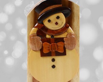 Caja de regalo artesanal de madera con forma de muñeco de nieve de Carver Dan. Incluye un compartimento secreto. BPL-0108R