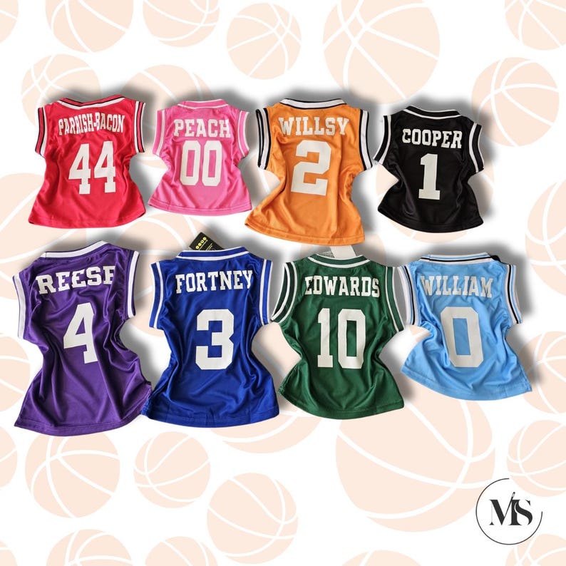 Puede incluir: Ocho camisetas de baloncesto en miniatura de diferentes colores con nombres y n&uacute;meros en la espalda. Las camisetas est&aacute;n dispuestas en dos filas de cuatro. Las camisetas son rosa, naranja, negro, rojo, morado, azul, verde y azul claro.