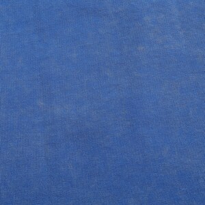 K&ouml;nnte beinhalten: Nahaufnahme eines einfarbigen blauen Stoffes mit einem dezent strukturierten Muster. Das Material scheint ein leichter Strick- oder Webstoff zu sein, mit vertikalen Linien, die &uuml;ber die Oberfl&auml;che verlaufen. Die Farbe ist ein lebendiges, mittleres Blau.
