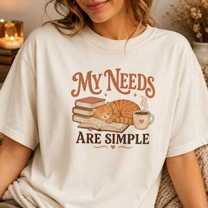 Camiseta aconchegante para mãe de gato e amante de livros. Minhas necessidades são simples. Camiseta de leitura. Cores confortáveis. Amante de gatos. Clube do livro/café. Presente para leitora. Camiseta neutra para garota da biblioteca.