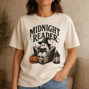 Koszulka „Północny Czytelnik” Upiorna koszulka „Moll Książkowy” Prezent na Nocne Czytanie w Gotyckich Kolorach na Halloween