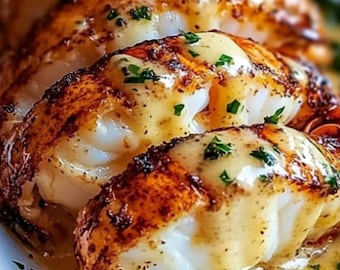 Puede incluir: Primer plano de un plato de filetes de pescado a la parrilla cubiertos con una salsa cremosa y perejil picado.