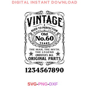 Può includere: Grafica in bianco e nero con il testo "Vintage Aged to Perfection Old No. 60 Years The Man, The Myth, The Legend (Mostly) All Original Parts" e i numeri 1234567890. Il design è in stile etichetta di liquore vintage.