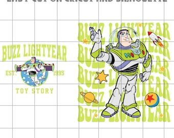 Puede incluir: Una descarga digital de un gráfico verde y blanco con Buzz Lightyear de Toy Story. El gráfico incluye el texto "Buzz Lightyear" y "Toy Story" y los años "EST. 1995".