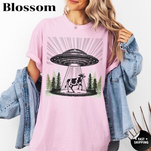Funny UFO Cow Abduction Shirt, Vintage Retro Alien Graphic Tee, Unisex Comfort Colors T-Shirt, Paranormal Aesthetic Oversized Tee
