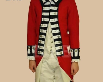 Könnte beinhalten: Eine rote Militärjacke mit schwarzem und weißem Besatz und silbernen Knöpfen. Die Jacke hat ein weißes Futter und einen weißen Kragen.