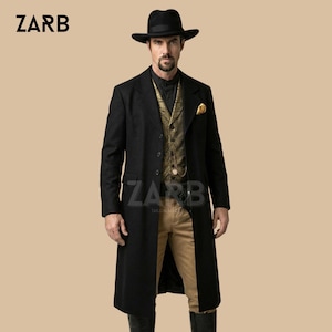 Puede incluir: Un abrigo largo negro con sombrero a juego y chaleco dorado estampado. El abrigo tiene un diseño clásico con botones. El chaleco presenta un patrón detallado. El texto "ZARB" está incluido.