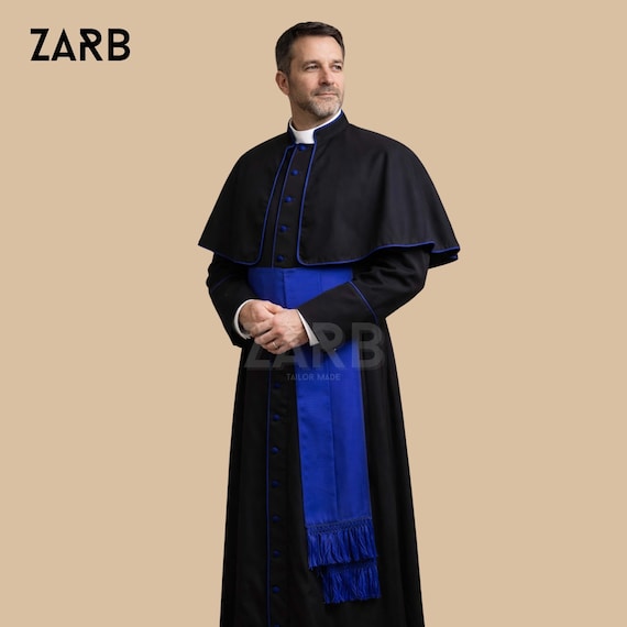 青い縁取りとペレグリーナが付いた黒いローマのカソック - カトリック