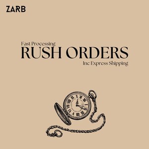 Op de afbeelding: Een zwart-witte illustratie van een zakhorloge met Romeinse cijfers op de wijzerplaat. Het horloge hangt aan een ketting. De tekst "Fast Processing RUSH ORDERS Inc Express Shipping" is in zwart op een beige achtergrond geschreven.