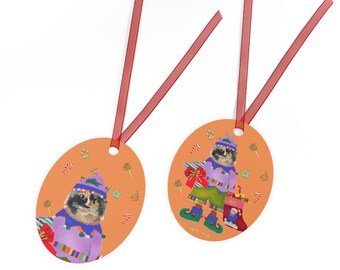 Leuke kattenelf van schildpad! Glanzend gecoate metalen kerstornament met rood lint.