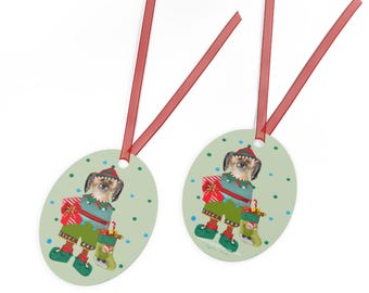 Pom Poo Leuke hondenelf! Glanzend gecoate metalen kerstornament met rood lint.