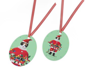 Calico Fun Cat-kerstman! Glanzend gecoate metalen kerstornament met rood lint.