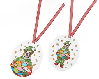 Leuke Bulldog-hond in pyjama!  Glanzend gecoate metalen kerstornament met rood lint.