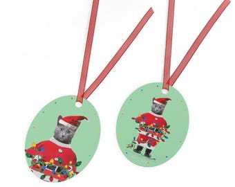 Russian Blue Fun Cat-kerstman! Glanzend gecoate metalen kerstornament met rood lint.
