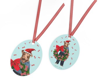 Chocolate Lab Fun Dog Santa's Helper! Glanzend gecoate metalen kerstornament met rood lint.