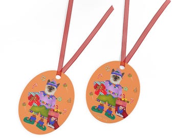 Siamese leuke kattenelf! Glanzend gecoate metalen kerstornament met rood lint.