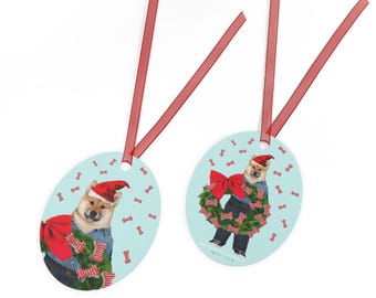 Shiba Inu Leuke kerstmanhelper! Glanzend gecoate metalen kerstornament met rood lint.