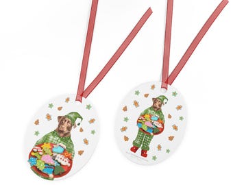 Leuke labrador-hond met chocolade in pyjama! Glanzend gecoate metalen kerstornament met rood lint.