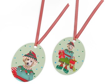 Golden Doodle Leuke hondenelf! Glanzend gecoate metalen kerstornament met rood lint.