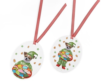 Leuke chihuahuahond in pyjama! Glanzend gecoate metalen kerstornament met rood lint.