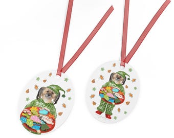Pom Poo Leuke hond in pyjama! Glanzend gecoate metalen kerstornament met rood lint.