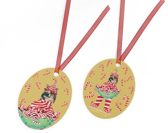 Schildpad Fun Cat brengt snoep! Glanzend gecoate metalen kerstornament met rood lint.