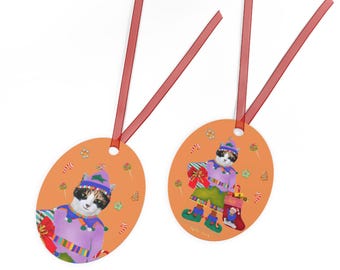 Leuke Calico-kattenelf! Glanzend gecoate metalen kerstornament met rood lint.
