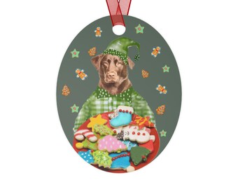 Chocolate Lab Leuke hond in pyjama! Glanzend gecoate metalen kerstornament met rood lint.