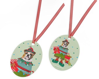 Leuke hondenelf van de Bulldog! Glanzend gecoate metalen kerstornament met rood lint.
