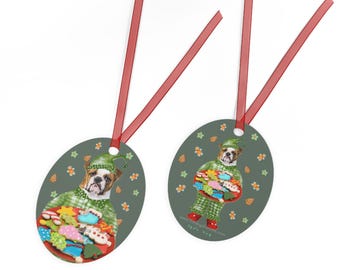 Bulldog leuke hond in pyjama glanzend gecoat metalen kerstornament! Met Rood Lint.