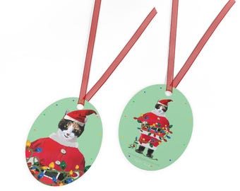 Calico Fun Cat-kerstman! Glanzend gecoate metalen kerstornament met rood lint.