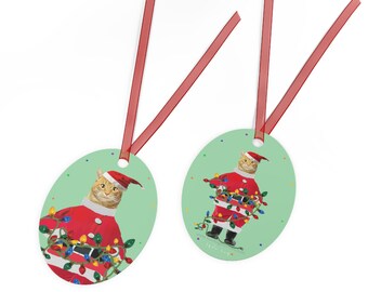 Orange Tabby Fun Cat! Glanzend gecoate metalen kerstornament met rood lint.