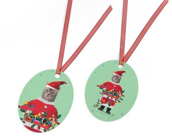 Grey Tabby Fun Cat kerstman! Glanzend metalen kerstornament met rood lint.