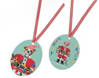 Bulldog Leuke hondenkerstman! Glanzend gecoate metalen kerstornament met rood lint.