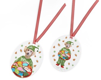 Doodle leuke hond in pyjama! Glanzend gecoate metalen kerstornament met rood lint.
