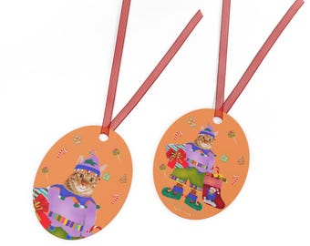 Orange Tabby Fun kattenelf! Glanzend gecoate metalen kerstornament met rood lint.