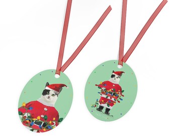 Zwart-witte leuke kerstman! Glanzend gecoate metalen kerstornament met rode strik.