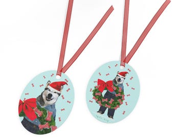 Husky Fun Dog Kerstmanhelper! Glanzend gecoat metalen ornament met rood lint.
