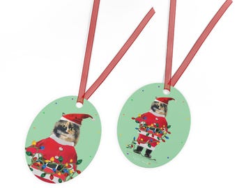 Leuke kat schildpad! Glanzend gecoate metalen kerstornament met rood lint.