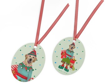 Leuke Golden Retriever-hondenelf! Glanzend gecoate metalen kerstornament met rood lint.