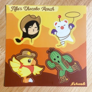 Könnte beinhalten: Ein Set mit vier Aufklebern, die Charaktere aus der Final Fantasy-Videospielserie zeigen. Die Aufkleber befinden sich auf einem gelben Hintergrund mit braunen Akzenten. Die Aufkleber zeigen Tifa Lockhart, ein Chocobo, einen Cactuar und ein Moogle. Der Text "Tifa's Chocobo Ranch" befindet sich oben auf dem Aufkleberbogen. Der Text "N*ticed" befindet sich unten auf dem Aufkleberbogen.