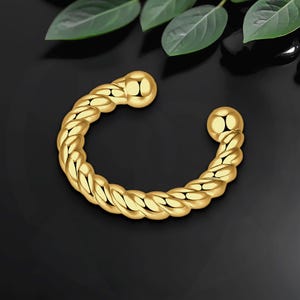 Gold Plated Ear Cuff in Twisted Style, Cartilage Wrap, Non Pierced Clip, Fake Piercing Cuff, Conch Hoop, Ear Jacket