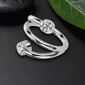 Titan Clicker Ring in Spiralform und Zirkonia, Ear Huggie, Tragus Piercing, Piercing Schmuck, Conch Clicker, Nasenring
