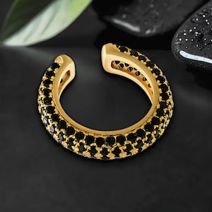Puño para oreja chapado en oro de estilo grueso con circonita cúbica negra, sin perforaciones, delicado, con forma de concha, joyería para piercing falso, aro para cartílago