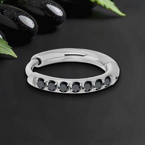 Titan Clicker Ring in klassischer Ohrring Optik mit schwarzem CZ, Nostril Schmuck, Conch Hoop, Nose Piercing, Helix Ohrring, Knorpel Clicker
