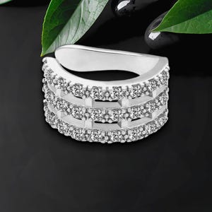 Orecchino a polsino placcato in platino in stile moderno con zirconi, clip per piercing finto, cerchio delicato, avvolgimento minimalista, orecchino a polsino, nessun gioiello per piercing