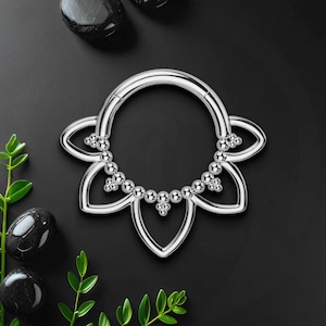 Titan Clicker Ring mit Blüten Blättern und Perlen, Daith Schmuck, Septum Hoop, Piercing Ring, Nase Piercing, Daith Ohrring