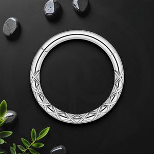 Titan Clicker Ring mit Kreuzen Muster, Nasenpiercing, Daith Ohrring, Nase Clicker, Septum Ring, Piercing Hoop